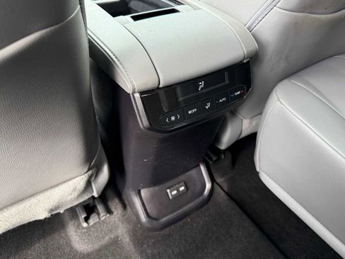 Used 2023 Toyota Highlander XLE image 19