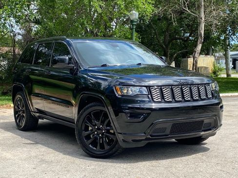 Used 2021 Jeep Grand Cherokee Laredo X image 3