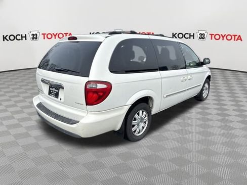 Used 2005 Chrysler Town & Country Touring image 8