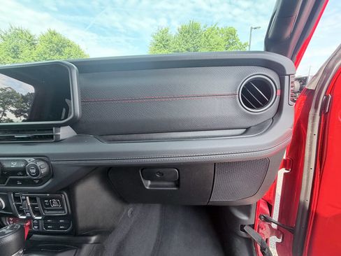Used 2025 Jeep Wrangler Unlimited Rubicon AWD/4WD image 19