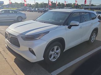 Used 2021 Toyota Highlander LE FWD video 2