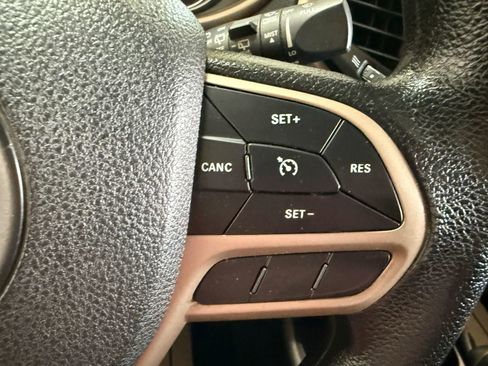 Used 2017 Jeep Cherokee Sport image 20