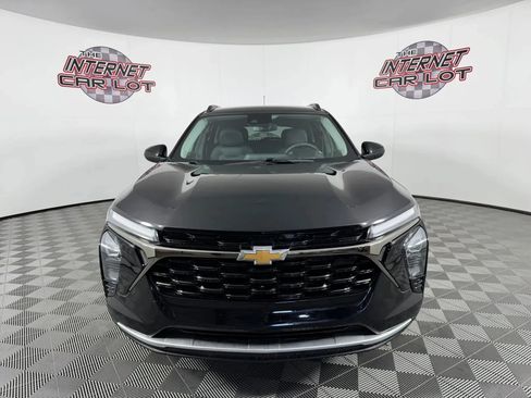 Used 2025 Chevrolet Trax LT FWD image 2
