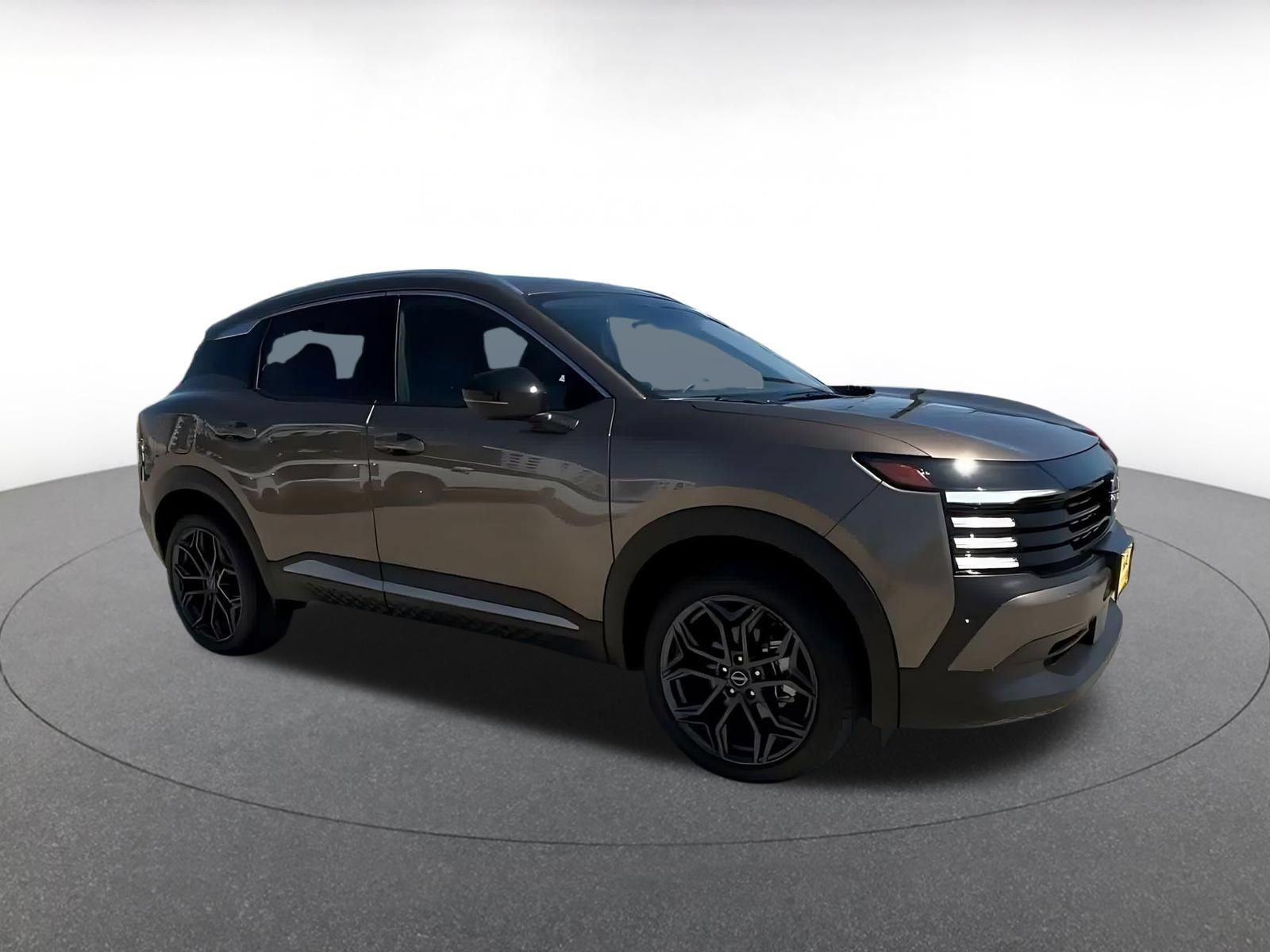Used 2026 Nissan Kicks SR AWD/4WD image 2