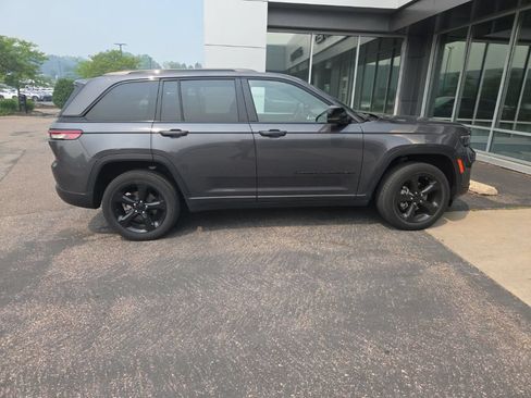 Used 2023 Jeep Grand Cherokee Altitude AWD/4WD image 26