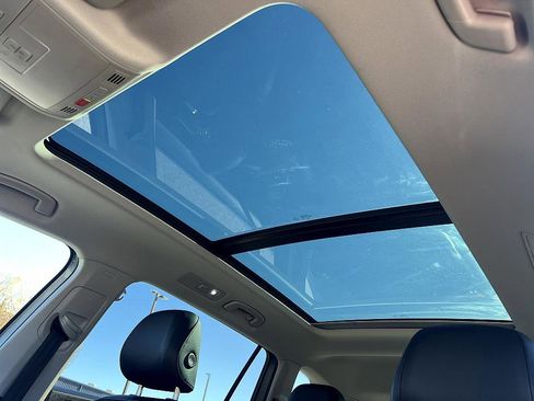 Used 2022 Volkswagen Tiguan SE w/ Panoramic Sunroof Package image 26