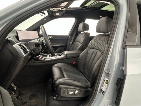 Used 2025 BMW X7 M60i w/ Executive Package image 28