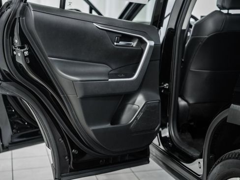 Used 2020 Toyota RAV4 XLE Premium image 38