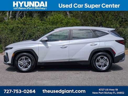 Used 2025 Hyundai Tucson SE FWD image 2
