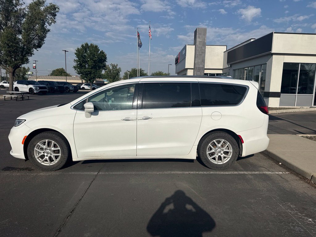 Used 2021 Chrysler Pacifica Touring-L FWD image 3