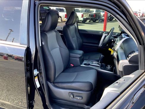 Used 2018 Toyota 4Runner SR5 Premium image 8