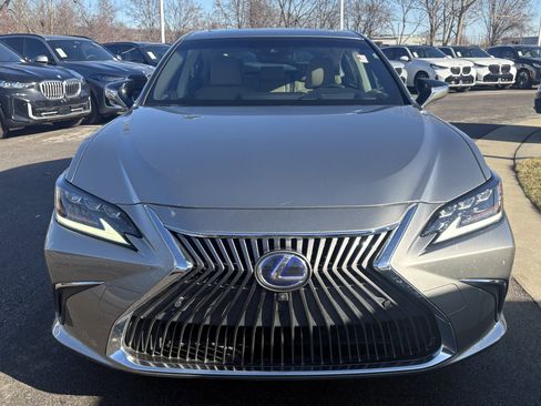 Used 2019 Lexus ES 300h w/ Luxury Package image 3