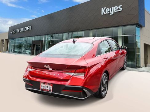 Certified 2025 Hyundai Elantra SEL FWD image 4