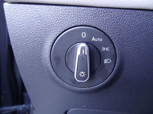 Used 2025 Volkswagen Taos SE FWD image 16