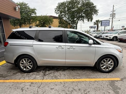 Used 2019 Kia Sedona EX FWD image 4