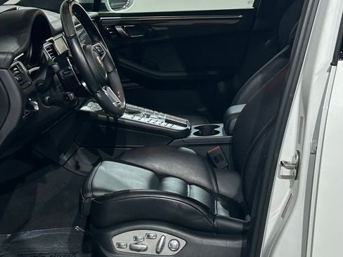Used 2015 Porsche Macan Turbo AWD/4WD image 33