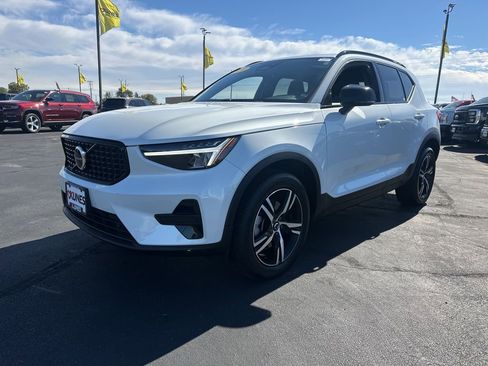 Used 2024 Volvo XC40 B5 Core image 16