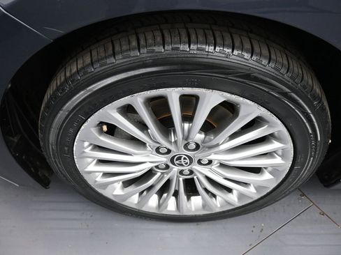 Used 2020 Toyota Avalon Limited image 14