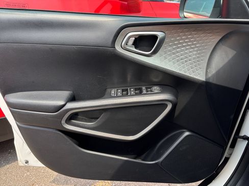 Used 2025 Kia Soul LX w/ LX Technology Package FWD image 18