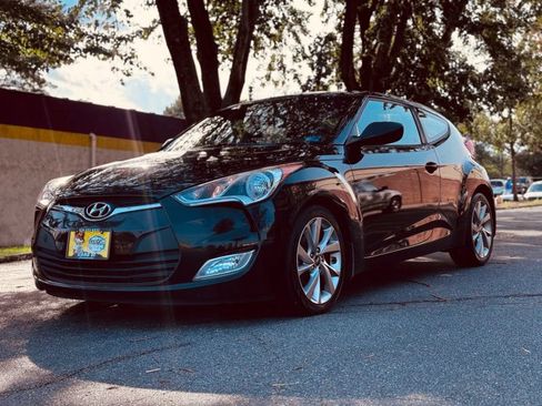 Used 2017 Hyundai Veloster FWD image 3