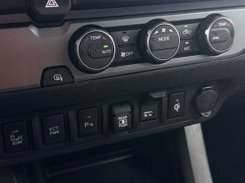 Used 2022 Toyota Tacoma TRD Sport w/ Technology Package RWD image 18