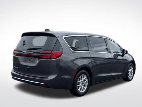Used 2023 Chrysler Pacifica Touring-L FWD image 6