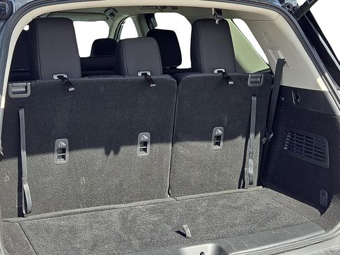 Used 2025 Nissan Pathfinder SV image 8