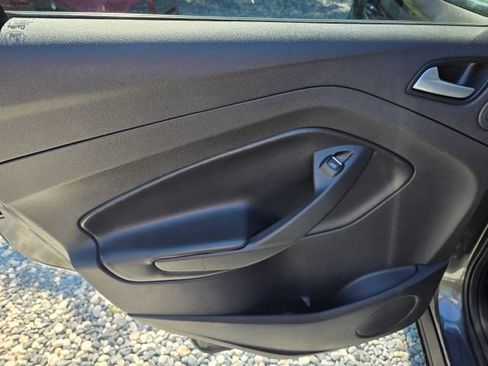 Used 2017 Ford Escape SE w/ Equipment Group 201A FWD image 18
