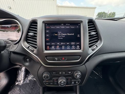 Used 2019 Jeep Cherokee Trailhawk w/ Comfort/Convenience Group AWD/4WD image 27
