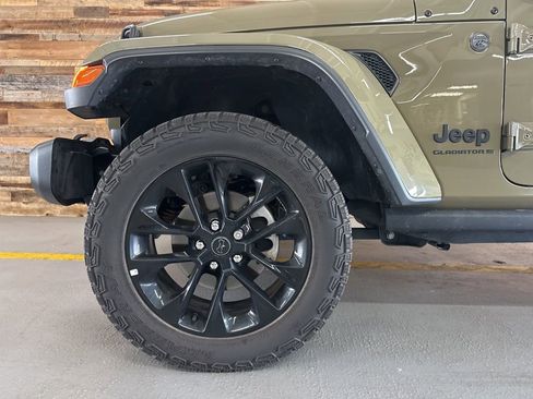 Used 2025 Jeep Gladiator Sport image 2