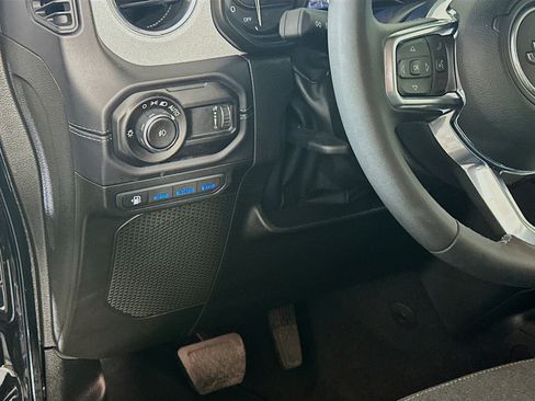 Used 2025 Jeep Wrangler Sahara image 16