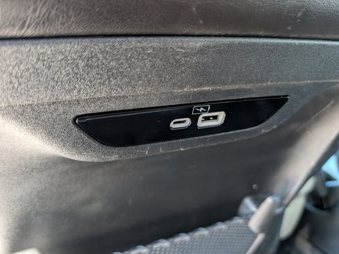 Used 2023 Chrysler Pacifica Limited image 16