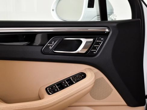 Used 2025 Porsche Macan AWD/4WD image 19