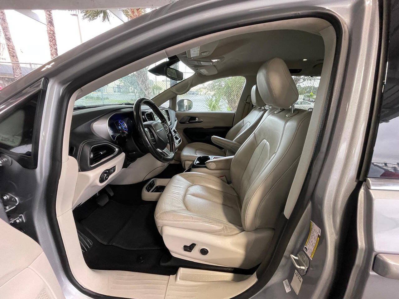 Used 2021 Chrysler Pacifica Touring-L FWD image 4