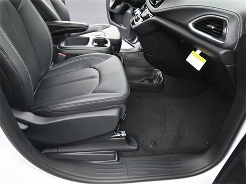 New 2026 Chrysler Pacifica Select image 35