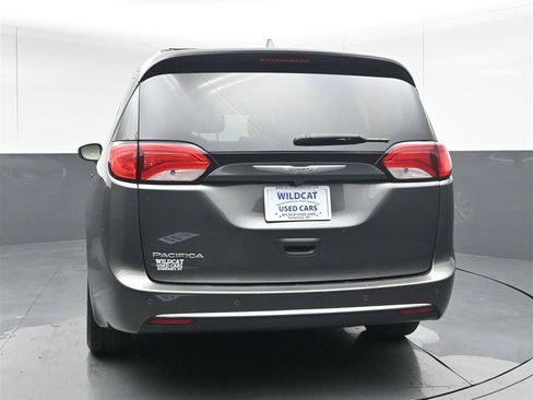 Used 2017 Chrysler Pacifica Touring-L FWD image 6
