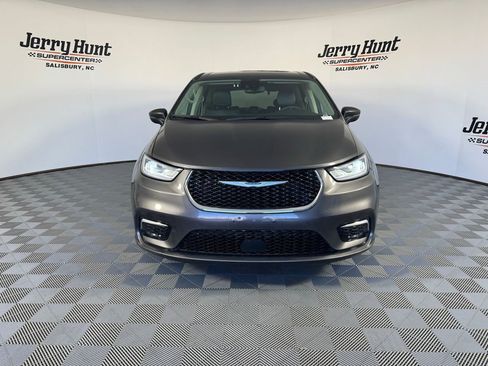 Used 2023 Chrysler Pacifica Touring-L image 5