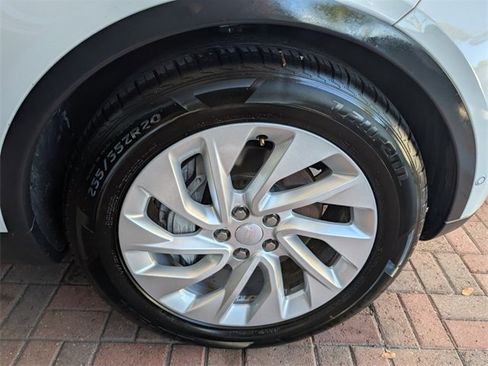 Used 2024 Land Rover Discovery S image 13