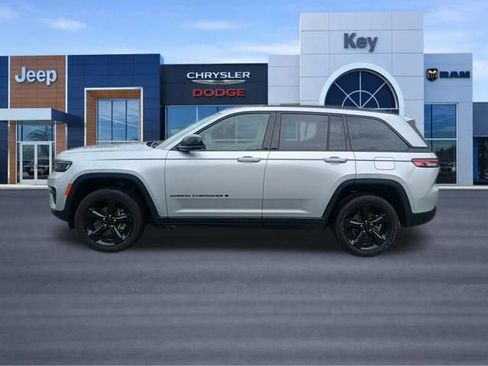 Used 2023 Jeep Grand Cherokee Altitude AWD/4WD image 2