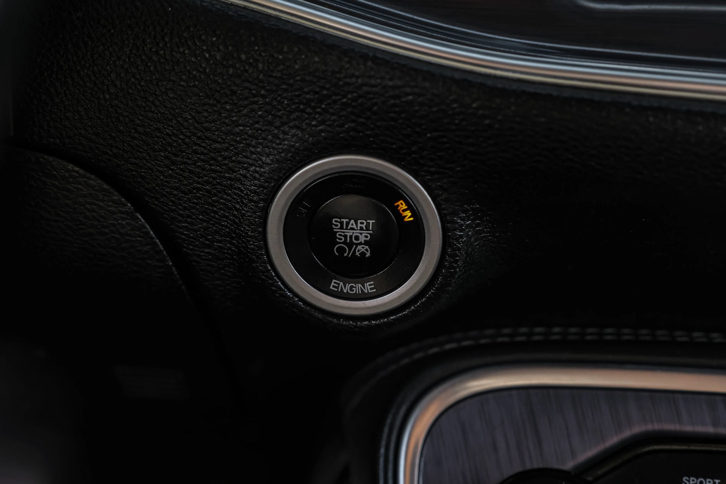 Used 2015 Dodge Challenger R/T RWD image 23