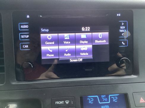 Used 2015 Toyota Sienna L image 9