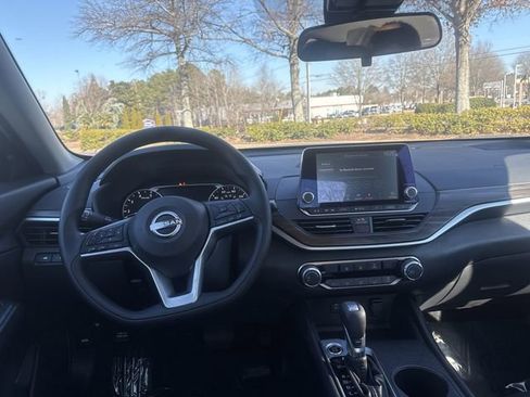 Used 2025 Nissan Altima 2.5 SV image 9