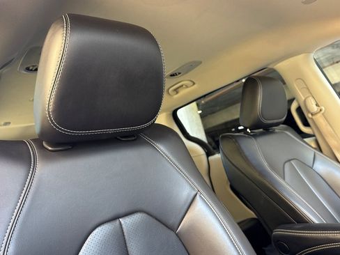 Used 2023 Chrysler Pacifica Touring-L FWD image 17