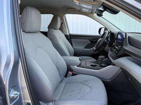 Used 2023 Toyota Highlander LE image 29