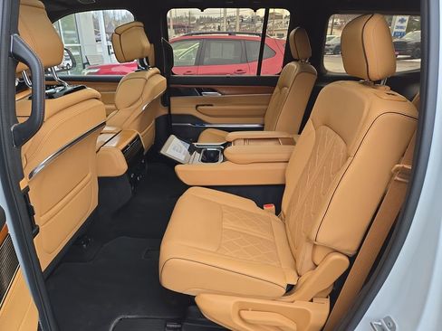 Used 2022 Jeep Grand Wagoneer Series III w/ HD Trailer Tow Package image 15