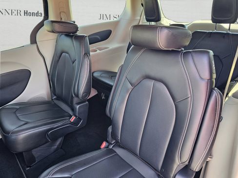 Used 2023 Chrysler Pacifica Touring-L FWD image 31