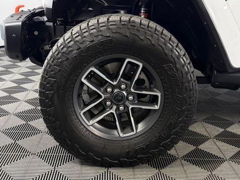 Used 2025 Jeep Gladiator Mojave AWD/4WD image 13