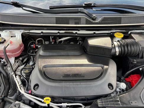 Used 2023 Chrysler Pacifica Touring-L FWD image 10