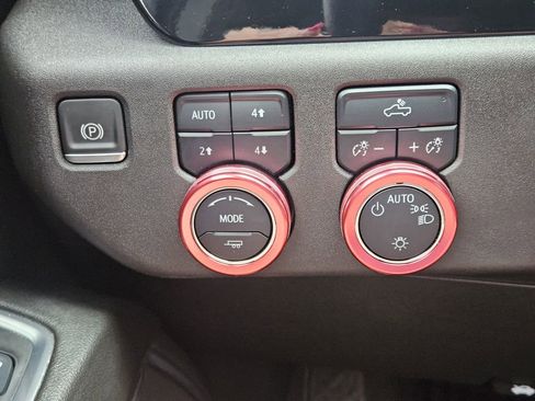 Used 2024 Chevrolet Silverado 1500 LT w/ Z71 Off-Road Package image 27