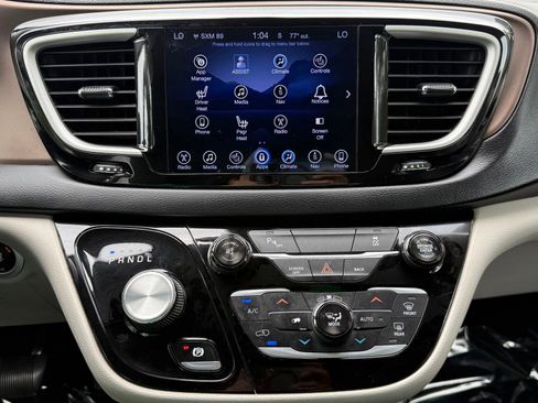 Used 2017 Chrysler Pacifica Touring-L FWD image 30